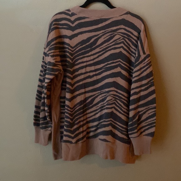 Aerie oversized split side tiger print sweater size S - Picture 6 of 11